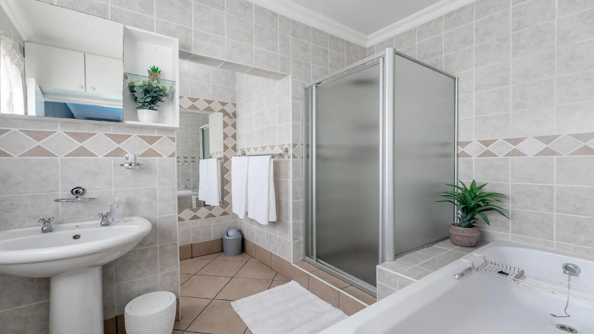 Myzen Guest House -5Min To Canal Walk Mall & 5Min To Grand West Cassino Ciudad del Cabo Сasa de vacaciones