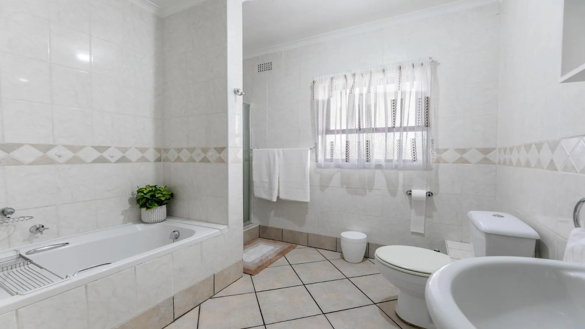 Myzen Guest House -5Min To Canal Walk Mall & 5Min To Grand West Cassino Ciudad del Cabo