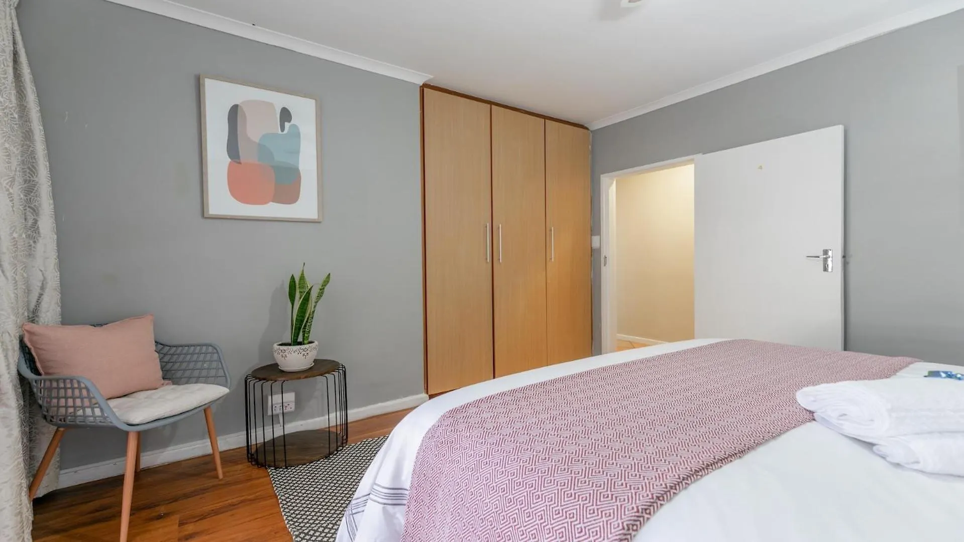 Myzen Guest House -5Min To Canal Walk Mall & 5Min To Grand West Cassino Cape Town South Africa