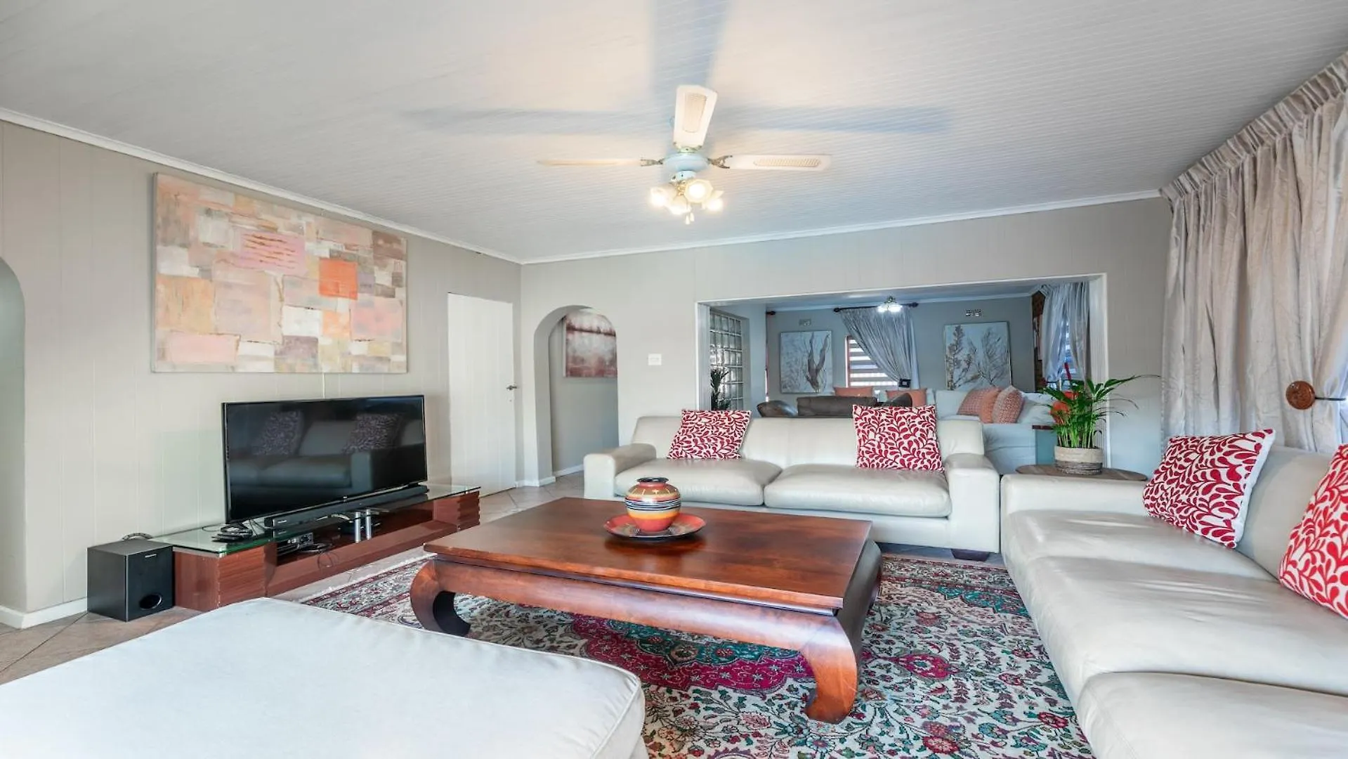 Myzen Guest House -5Min To Canal Walk Mall & 5Min To Grand West Cassino Cape Town Holiday home